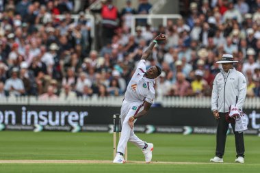 Batı Hint Adaları 'ndan Alzarri Joseph topu 1. Rothesay Test Maçı' nda veriyor. 1. İngiltere - Batı Hint Adaları, Londra, Birleşik Krallık, 10 Temmuz 2024 