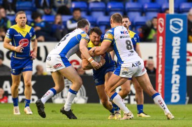 Warrington Wolves takımından Matty Ashton, 17. Betfred Süper Lig karşılaşmasında Leeds Gergedan takımından Mikolaj Oledzki ve Cameron Smith tarafından Halliwell Jones Stadyumu 'nda oynanan Warrington Wolves - Leeds Rhinos maçında yenildi.