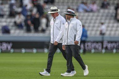 Sahadaki hakem Rod Tucker ve sahadaki hakem Nitin Menon, 1. Rothesay Test Maçı 'nın 1. Günü' nde Londra Lords, İngiltere 'de Batı Hint Adaları' na karşı 10 Temmuz 2024 'te maç alanından ayrıldılar. 