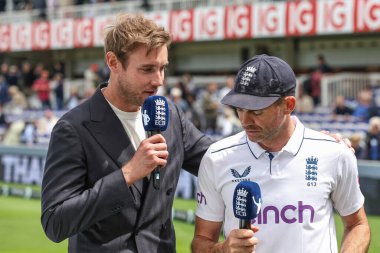 İngiltere 'den James Anderson, Rothesay Birinci Sınav Maçı' nda en iyi arkadaşı ve eski takım arkadaşı Stuart Broad ile Lords, Londra, İngiltere 'de Batı Hint Adaları' na karşı 3. 