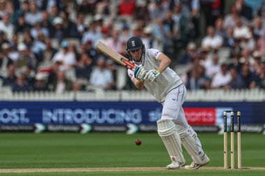 İngiltere 'den Zak Crawley, 1. Rothesay Deneme Maçı' nda topu sahaya sürüyor. 1. İngiltere, Londra, 10 Temmuz 2024 'te Batı Hint Adalarına karşı. 