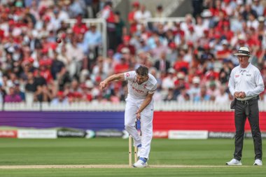 İngiltere 'den Chris Woakes topu Rothesay Test Maçı' nda veriyor. İkinci gün İngiltere, Batı Hint Adaları 'na karşı Lords, Londra, İngiltere, 11 Temmuz 2024