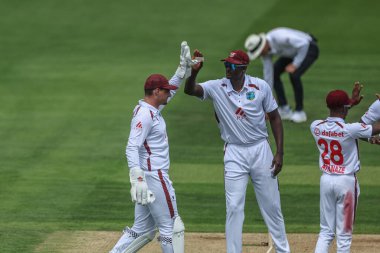 Batı Hint Adaları 'ndan Joshua Da Silva, İngiltere' den Harry Brook 'un kalesini Rothesay Test Maçı' nda kutluyor. İngiltere - Batı Hint Adaları - Lords, Londra, İngiltere - 11 Temmuz 2024