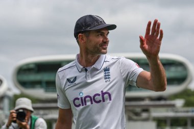 İngiltere 'den James Anderson, Rothesay Birinci Sınav Maçı' nda taraftarlara son kez el sallıyor. Üç İngiltere, Batı Hint Adaları 'na karşı Lords, Londra, İngiltere, 12 Temmuz 2024 