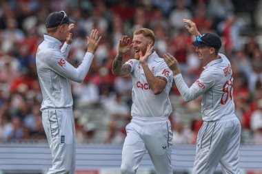 İngiltere 'den Ben Stokes, Batı Hint Adaları' ndan Mikyle Louis 'in kale atışını Rothesay Test Maçı' nda kutluyor. 2.