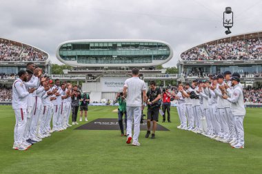 İngiltere 'den James Anderson, 12 Temmuz 2024' te Londra Lords, İngiltere 'de yapılan Rothesay Birinci Sınav Maçı' nda İngiltere 'nin Batı Hint Adaları' na karşı oynadığı son uluslararası test maçında bir onur kıtası aldı. 