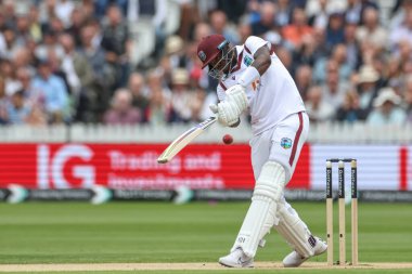 Batı Hint Adaları 'ndan Alzarri Joseph, 12 Temmuz 2024' te Londra Lords 'da yapılan Rothesay Birinci Sınav Maçı' nda topa vuruyor. 