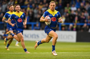 Warrington Wolves takımından Matt Dufty, 17. Warrington Wolves - Leeds Rhinos maçında 11 Temmuz 2024 'te Warrington, İngiltere' deki Halliwell Jones Stadyumu 'nda hücum etti. 