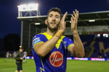 Warrington Wolves 'tan Stefan Ratchford, 17. Betfred Süper Lig Turu' nda Warrington Wolves - Leeds Rhinos maçının ardından 11 Temmuz 2024 'te Warrington, İngiltere' deki Halliwell Jones Stadyumu 'nda taraftarlarını alkışlıyor. 