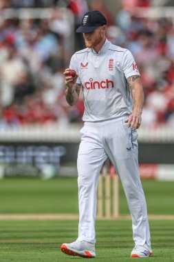 İngiltere 'den Ben Stokes topu Rothesay Test Maçı' nda teftiş ediyor. İkinci gün İngiltere - Batı Hint Adaları - Lords, Londra, İngiltere, 11 Temmuz 2024