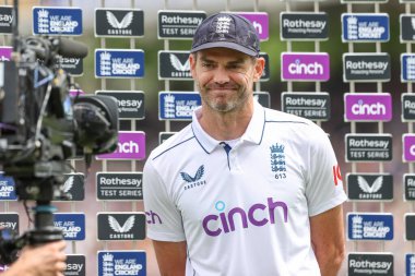 İngiltere 'den duygusal James Anderson, Rothesay Birinci Sınav Maçı' nda 12 Temmuz 2024 'te Lords, Londra, İngiltere' de Batı Hint Adaları 'na karşı oynadığı üçüncü günde İngiltere adına oynadığı son deneme maçından sonra 