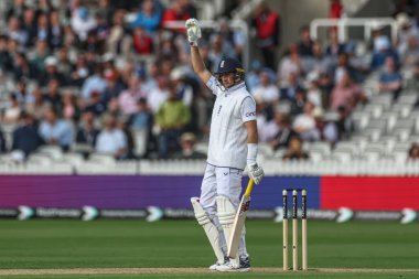 İngiltere 'den Joe Root, 1. Rothesay Deneme Maçı' nda İngiltere 'ye karşı Batı Hint Adaları Lordları, Londra, İngiltere' de 10 Temmuz 2024 'te kürsüye geri dönüyor. 