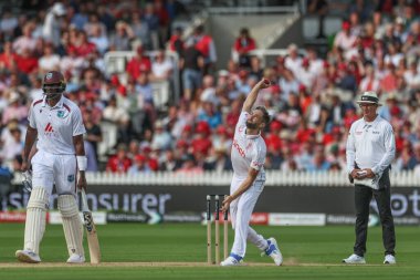 İngiltere 'den Chris Woakes topu Rothesay Test Maçı' nda veriyor. İkinci gün İngiltere, Batı Hint Adaları 'na karşı Lords, Londra, İngiltere, 11 Temmuz 2024
