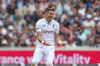 İngiltere 'den James Anderson topu Batı Hint Adaları' ndan Gudakesh Motie 'den Rothesay Birinci Sınav Günü' nde attı. Batı Hint Adaları 'na karşı Lords, Londra, İngiltere, 12 Temmuz 2024 