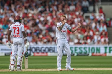 İngiltere 'den Ben Stokes, Batı Hint Adaları' ndan Kirk McKenzie 'nin kalesini kutluyor ve Rothesay Test Maçı' nda 6000 koşu için 200. kalesine çıkıyor.