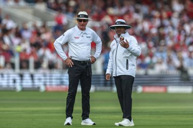 Rothesay Test Maçı 'nda sahada hakem Rod Tucker ve sahada hakem Nitin Menon Lords, Londra, İngiltere' de Batı Hint Adaları 'na karşı 2.