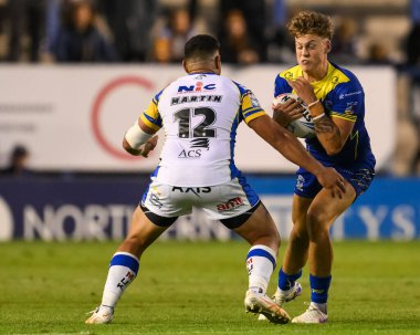 Warrington Wolves 'tan Arron Lindop, 17. Betfred Süper Ligi karşılaşmasında Leeds Rhinos' tan Rhyse Martin tarafından Halliwell Jones Stadyumu 'nda oynanan Warrington Wolves - Leeds Rhinos maçında yenildi. 