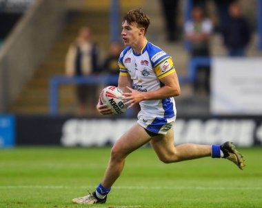 Leeds Rhinos takımından Ned McCormack, 17. Betfred Süper Lig karşılaşmasında topla koşuyor. Warrington Wolves, Leeds Gergedan 'a karşı Halliwell Jones Stadyumu, Warrington, İngiltere, 11 Temmuz 2024 