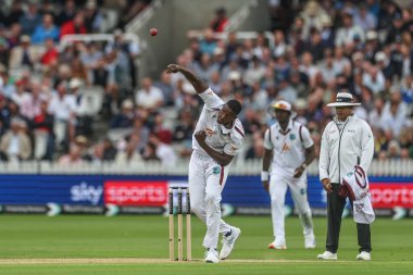 Batı Hint Adaları 'ndan Jason Holder topu 1. Rothesay Test Maçı' nda veriyor. 1. İngiltere - Batı Hint Adaları, Londra, İngiltere, 10 Temmuz 2024 