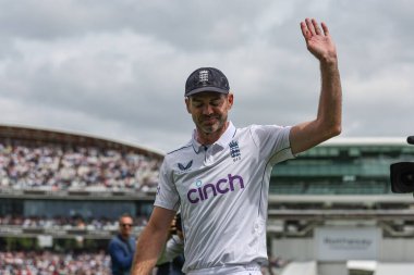 İngiltere 'den James Anderson, Rothesay Birinci Sınav Maçı' nda taraftarlara son kez el sallıyor. Üç İngiltere, Batı Hint Adaları 'na karşı Lords, Londra, İngiltere, 12 Temmuz 2024 