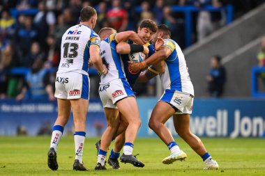 Warrington Wolves 'tan Jordy Crowther Leeds Rhinos' tan Jarrod OConnor ve David Fusitua tarafından 17. Betfred Süper Ligi karşılaşmasında yenildi. Warrington Wolves, Leeds Rhinos 'a karşı Halliwell Jones Stadyumu, Warrington, Birleşik Krallık, 11 Temmuz 2024 