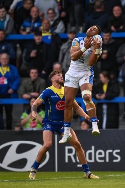 Leeds Rhinos takımından David Fusitua, 17. Betfred Süper Lig Turu 'nda topu Halliwell Jones Stadyumu, Warrington, İngiltere' de oynanan Warrington Wolves - Leeds Rhinos maçında aldı. 