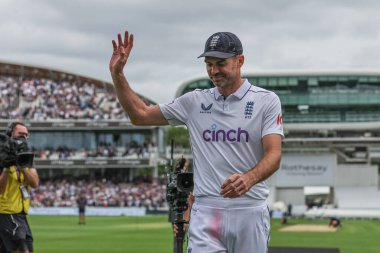 İngiltere 'den James Anderson, Rothesay Birinci Sınav Maçı' nda son kez seyirciye el sallıyor. Üçüncü Gün İngiltere, Batı Hint Adaları 'na karşı Lords, Londra, İngiltere, 12 Temmuz 2024 