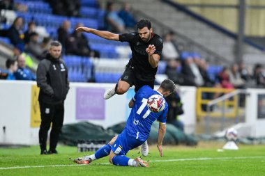 Chester 'dan Mitch Hancox Stoke City' den Mehdi Lris, 11 Temmuz 2024 'te Deva Stadyumu' ndaki Chester-Stoke City maçında oynadı. 