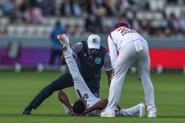 Batı Hint Adaları 'ndan Shamar Joseph, 1. Rothesay Test Maçı' nda Lords, Londra, İngiltere 'de Batı Hint Adaları' na karşı 10 Temmuz 2024 tarihinde sahada tedavi gördü. 