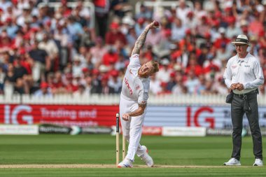 İngiltere 'den Ben Stokes topu Rothesay Test Maçı' nda veriyor. İkinci gün İngiltere - Batı Hint Adaları - Lords, Londra, İngiltere, 11 Temmuz 2024