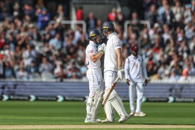 İngiltere 'den Zak Crawley, 1. Rothesay Test Maçı' nda İngiltere 'nin Batı Hint Adaları' na karşı Lords, Londra, İngiltere 'de oynadığı 1. 