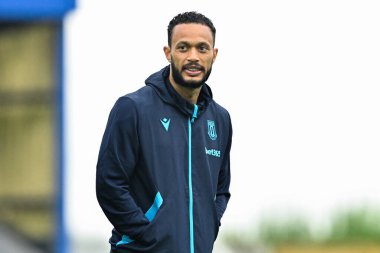 Stoke City 'den Lewis Baker, 11 Temmuz 2024' te İngiltere 'nin Chester Stadyumu' ndaki Chester-Stoke City karşılaşması öncesinde sahada inceleme yapıyor. 