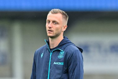 Stoke City 'den Ben Wilmot, 11 Temmuz 2024' te Chester-Stoke City maçı öncesinde Deva, Chester Stadyumu 'nda sahaya teftiş ediyor. 