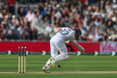 İngiltere 'nin Ollie Pope' u 1. Rothesay Test Maçı 'nda Batı Hint Adaları' ndan Jason Holder tarafından 1. 