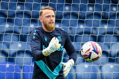 Stoke City 'den Viktor Johansson, 11 Temmuz 2024' te Chester-Stoke City maçı öncesinde Deva Stadyumu 'nda ısınıyor. 