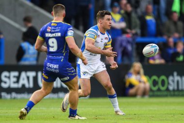 Leeds Rhinos takımından Brodie Croft, 17. Betfred Süper Lig karşılaşmasında pas veriyor. Warrington Wolves - Leeds Rhinos maçı. Halliwell Jones Stadyumu, Warrington, İngiltere, 11 Temmuz 2024. 