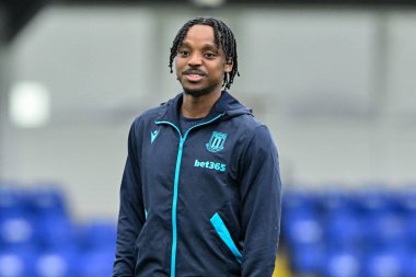 Stoke City 'den Niall Ennis, 11 Temmuz 2024' te Chester-Stoke City maçı öncesinde Deva Stadyumu, Chester, İngiltere 'de oynanan sahayı denetliyor. 