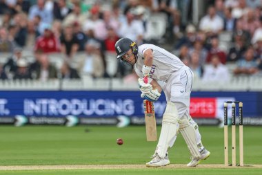 İngiltere Kralı Ollie Pope, 1. Rothesay Deneme Maçı 'nda topla yüzleşecek. 1. İngiltere - Batı Hint Adaları - Lords, Londra, İngiltere, 10 Temmuz 2024 