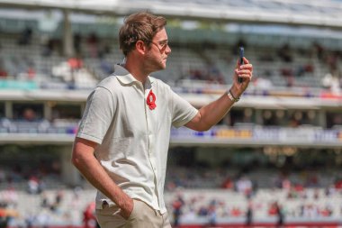 Eski İngiliz oyuncu Stuart Broad, 11 Temmuz 2024 'te Londra' da düzenlenen Rothesay Test Maçı 2. İngiltere - Batı Hint Adaları karşılaşmasında telefonla konuştu.