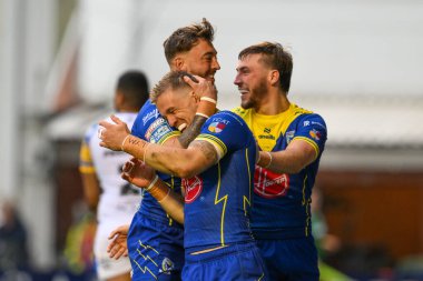 Warrington Wolves takımından Matt Dufty, 11 Temmuz 2024 'te Warrington Jones Stadyumu' nda oynanan 17. Warrington Wolves - Leeds Rhinos karşılaşmasında denemesini kutluyor. 