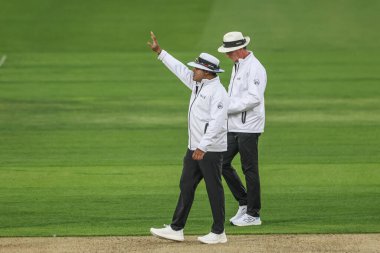 Sahada hakem Rod Tucker ve sahada hakem Nitin Menon ışığın kalitesini tartıştılar ve 1. Rothesay Test Maçı 'nda oyuncuları Lords, Londra, Birleşik Krallık' ta 1. 