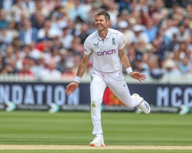 İngiltere 'den James Anderson, 12 Temmuz 2024' te Lords, Londra, Birleşik Krallık 'ta oynanan Rothesay Birinci Sınav Maçı' nda topu teslim ettikten sonra tepki gösterdi. 