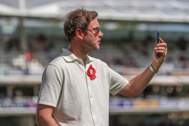 Eski İngiliz oyuncu Stuart Broad, 11 Temmuz 2024 'te Londra' da düzenlenen Rothesay Test Maçı 2. İngiltere - Batı Hint Adaları karşılaşmasında telefonla konuştu.