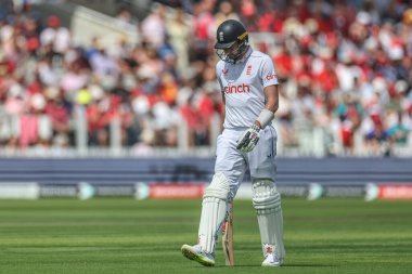 İngiltere 'den kederli Gus Atkinson Rothesay Test Maçı' nda altın ördek için dışarı fırlatıldıktan sonra İngiltere 'nin Batı Hint Adaları' na karşı Lords, Londra, İngiltere 'de 11 Temmuz 2024' te oynadığı maçta sahadan ayrıldı.