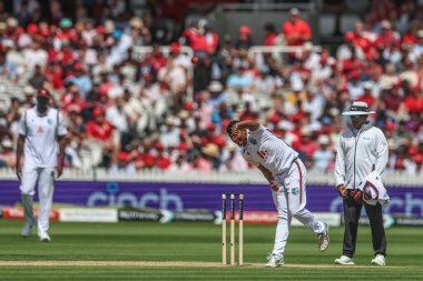 Batı Hint Adaları 'ndan Gudakesh Motie, 11 Temmuz 2024' te Londra Lords 'da düzenlenen Rothesay Test Maçı İkinci Gün İngiltere - Batı Hint Adaları maçında bir spin topu attı.