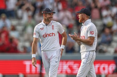 İngiltere 'den James Anderson, 11 Temmuz 2024' te Londra Lords 'da oynanan Rothesay Test Maçı' nda ayakta alkışlamaya gitti.