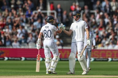 İngiltere 'den Zak Crawley, 1. Rothesay Test Maçı' nda İngiltere 'nin Batı Hint Adaları' na karşı Lords, Londra, İngiltere 'de oynadığı 1. 