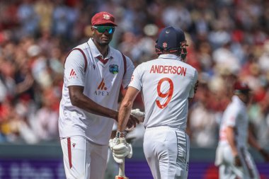 İngiltere 'den James Anderson, 11 Temmuz 2024' te Lords, Londra, İngiltere 'de oynanan Rothesay Test Maçı' nda ayakta alkışlanmak üzere sahaya çıktı.