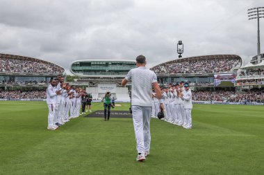 İngiltere 'den James Anderson, 12 Temmuz 2024' te Londra Lords, İngiltere 'de yapılan Rothesay Birinci Sınav Maçı' nda İngiltere 'nin Batı Hint Adaları' na karşı oynadığı son uluslararası test maçında bir onur kıtası aldı. 