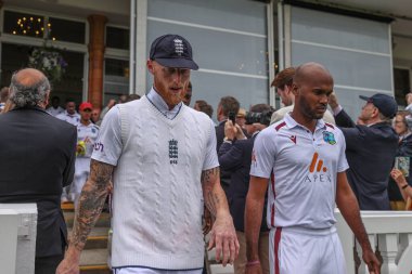 İngiltere 'den Ben Stokes, 12 Temmuz 2024' te Lords, Londra, İngiltere 'de Batı Hint Adaları' na karşı oynanan Rothesay Birinci Sınav Maçı 'nda takımına liderlik ediyor. 
